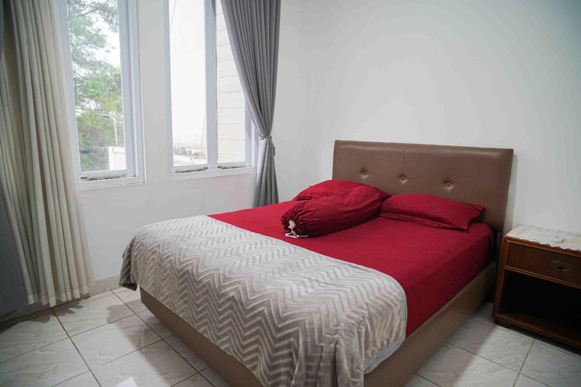 Schones Haus Private Pool & Netflix By Grorental Bandung Bagian luar foto