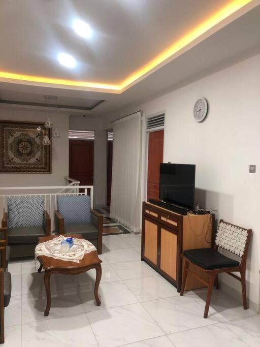 Schones Haus Private Pool & Netflix By Grorental Bandung Bagian luar foto